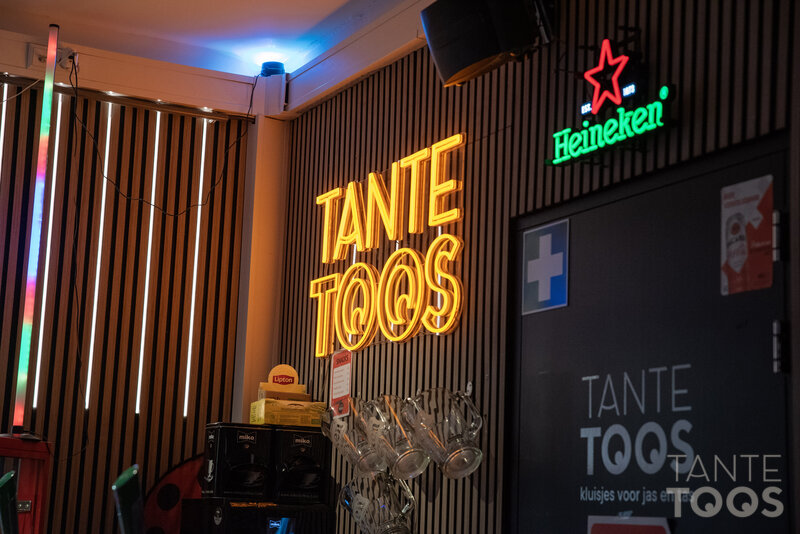 Carnaval feestvierders bij Tante Toos