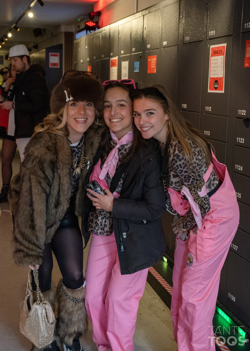 Carnaval feestvierders bij Tante Toos