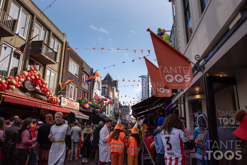 Carnaval feestvierders bij Tante Toos