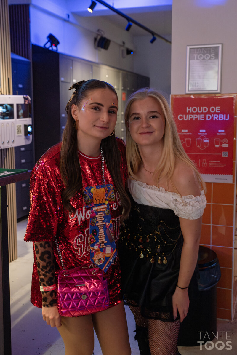 Carnaval feestvierders bij Tante Toos